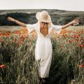 Femme champ coquelicot